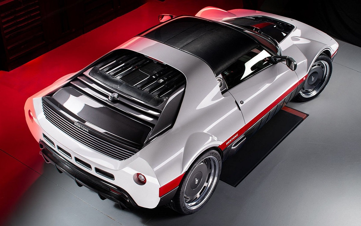 clubx19france's tweet photo. Retour du concept Bertone Runabout, style actualisé, sur chassis Lotus, carrosserie fibre de carbone, moteur Toyota V6 3.500 cm3 turbo, 475 ch, accélération 0 à 100 km/h en 4.1 s, tarif 390 000 €, produit à 25 exemplaires.
#Bertone #Runabout #clubx19france https://t.co/A9vkXaycAr