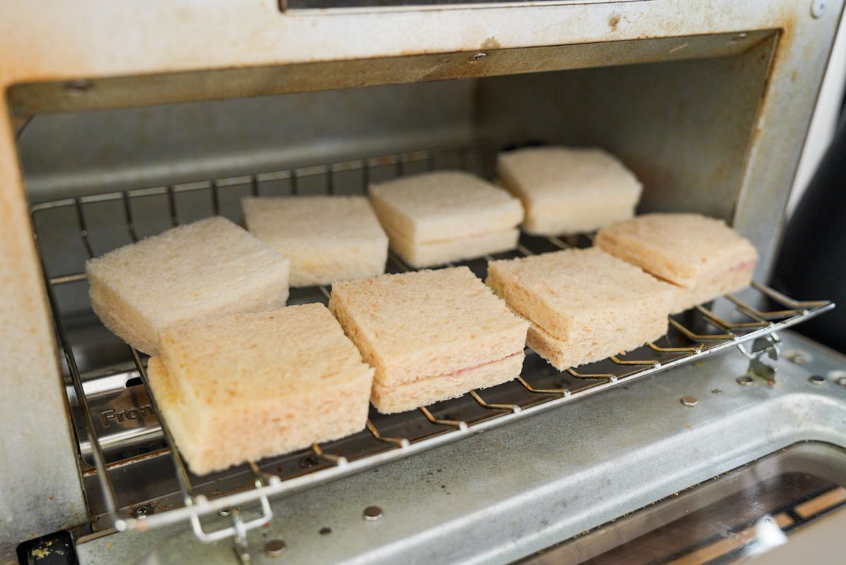 スーパーやコンビニで売ってる小さくカットされたサンドイッチ、トースターで焼くとめちゃくちゃ美味しいです