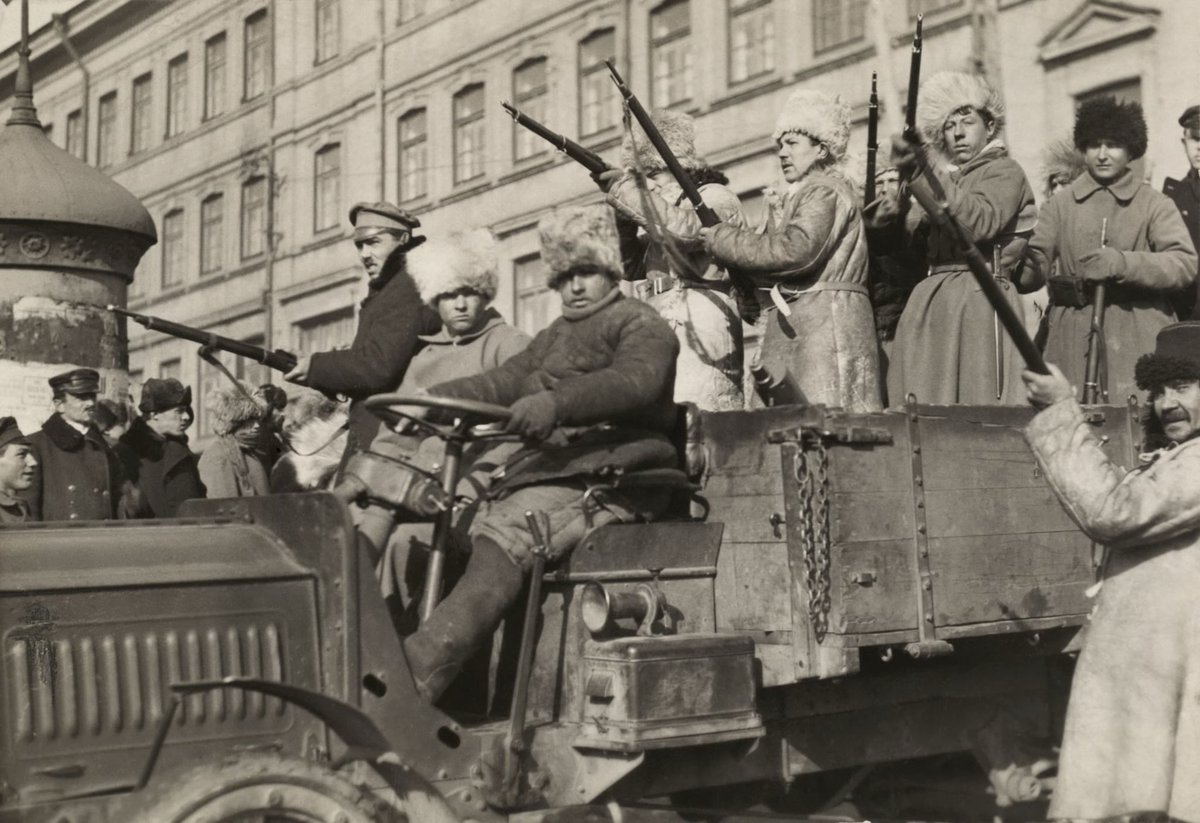 çok şey istemiyoruz şapkasında yıldız olan sinirli adamlar gelsin bütün bu insan kaçakçısı, pedofili, soykırımcı piçleri şehir meydanlarında idam etsin biz de bunu her yıl aynı tarihte kutlayalım istiyoruz