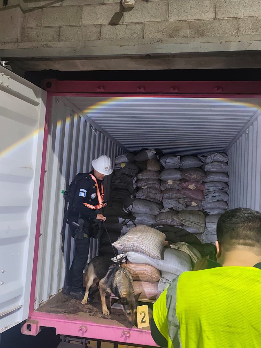 ¡Una de las incautaciones de cocaína más grandes en la historia de los puertos guatemaltecos! Bajo el liderazgo del presidente Trump, dimos un duro golpe al narcotráfico en Puerto Quetzal, con la coordinación entre <a href="/HSI_HQ/">Homeland Security Investigations</a>, <a href="/CBP/">CBP</a>, el apoyo de agentes #K9 donados y entrenados por