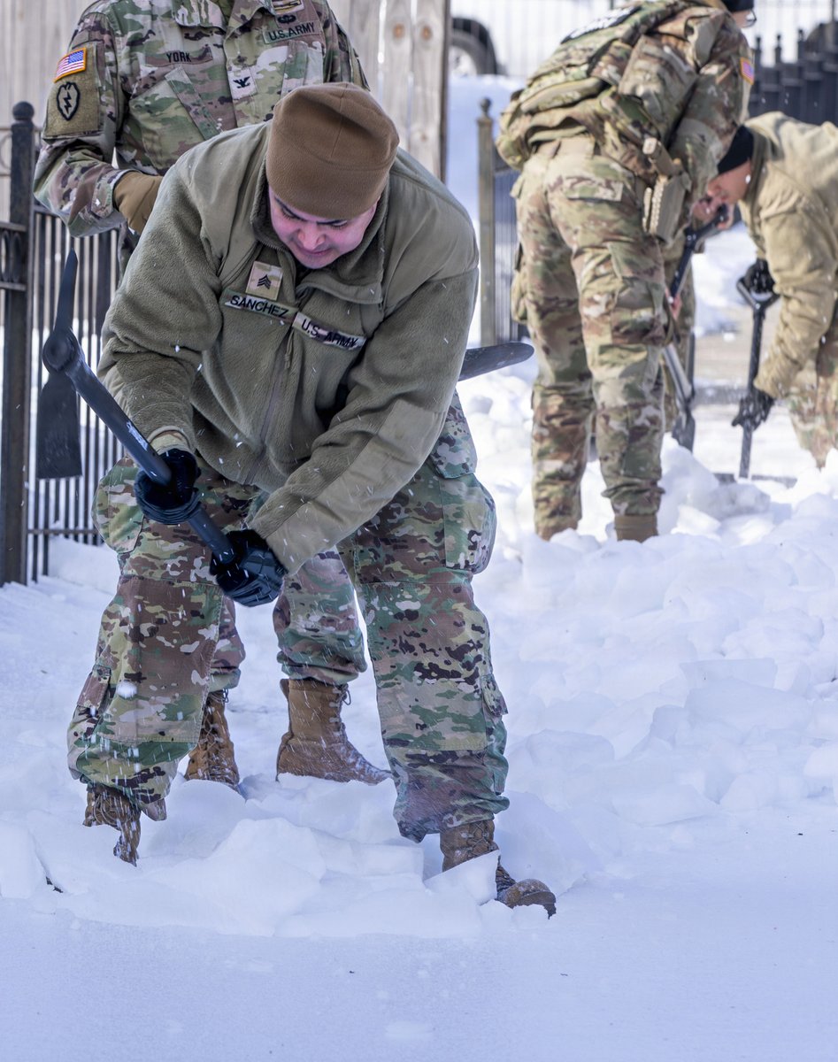Today, your D.C. National Guard members, along with service members supporting the D.C. Safe and Beautiful mission, were on the ground clearing snow at designated D.C. Public School locations and nearby neighborhoods, following a request from Mayor Muriel Bowser. #AlwaysReady https://t.co/Z8b9cVL3ZF