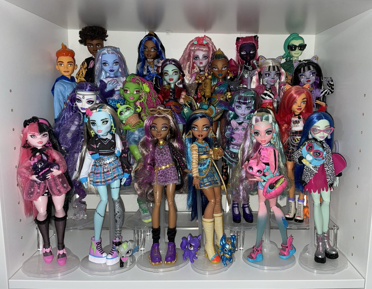 virginiatidewtr's tweet image. added robecca to the core shelf