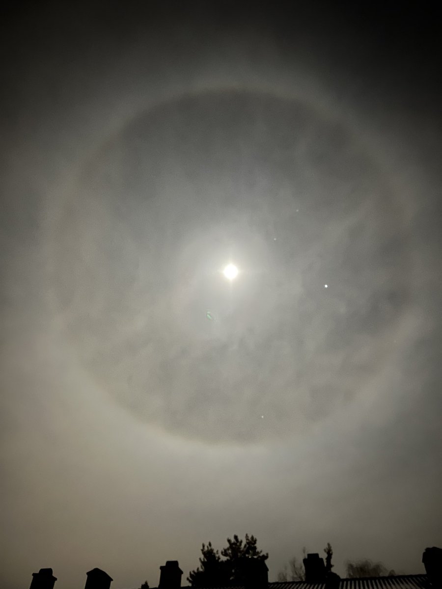 ThollingR's tweet photo. Oslo halo https://t.co/vbUBZ3Vr2A