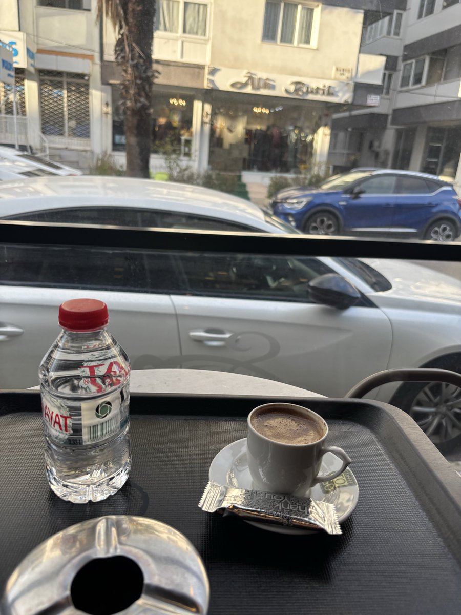 _emirzade's tweet photo. Onu gerçekten sevdim ama bazı sevmeler kavuşmaya yetmiyor. Ne kadar istesen de, ne kadar beklersen bekle, kader bazen seni sadece uzaktan bakmaya mahkûm ediyor. En zor tarafı da şu; vazgeçmiş gibi gör��nüyorsun ama kalbin hâlâ onunla yaşıyor.. https://t.co/Ojhu3RoVa9