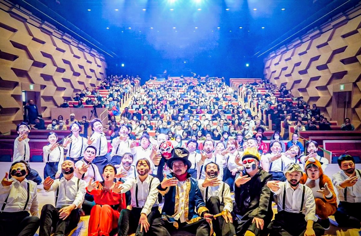 ZicoHihanShow's tweet photo. 自己批判ショー30周年記念公演「グレイテスト自己批判ショーマン 史上最大の中ホール」ご来場誠にありがとうございました！本当に沢山の皆様にお越しいただき、これ以上無いくらいの温かい拍手、笑い声の中、幕を閉じることができました。

自己批判ショーが如何に沢山の方に支えられてここまできたか、改めて強く実感した次第です。動くパワースポットなどと宣う我々自己批判ショーですが、皆様一人一人の存在こそがまさに自己批判ショーにとってのパワースポットであります。

この先何年続くのか分かりませんが、また皆様にお会いできますことを心より願っていますおります。お伝えしたい言葉は尽きませんが、取り急ぎ御礼まで。各メンバーからもきっと感謝の言葉など発信されるかと思います。オンラインアンケートなどもございますので、皆様のお声をお聞かせいただけたらと思います。ありがとう！我々が自己批判ショーでござい！  

#自己批判ショー 
#自己批判ショー観察日記
#自己批判ショー30th
#グレイテスト自己批判ショーマン 
#水戸市民会館