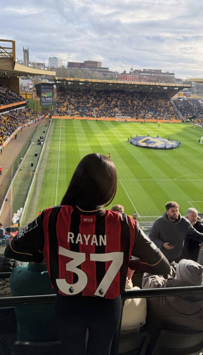 EstagiarioVasco's tweet photo. A primeira dama estava acompanhando a estréia do Cria Rayan, na Premier League. 🥰 https://t.co/HMb4pNDRVw