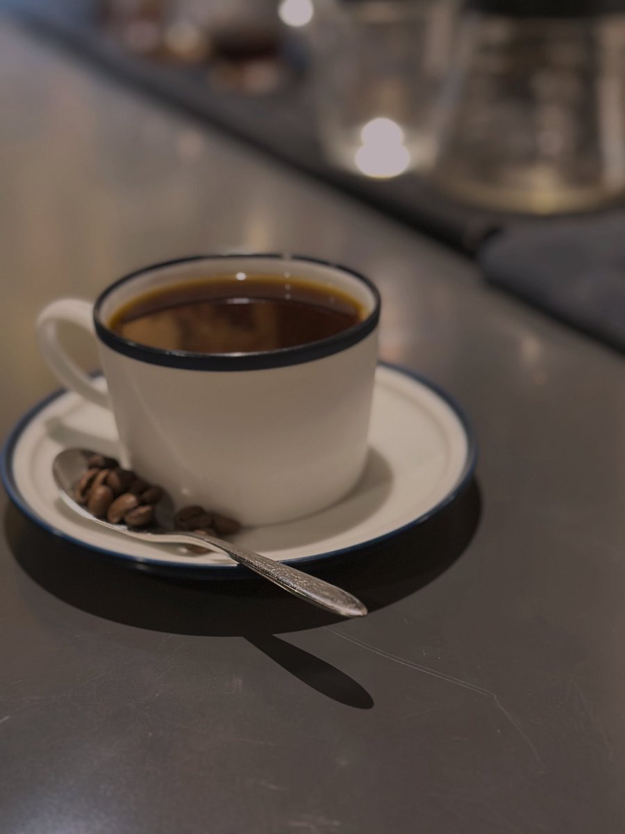 今月のコーヒーのご案内です。
今月は冬のブレンド。
グアテマラ、エチオピア、ブラジルのブレンド。

バラを思わせる風味とピーチのような果実感、ビターチョコレートのような甘さとコクが特徴のコーヒーです。

寒い冬にピッタリのコーヒーです。

是非お試しください！