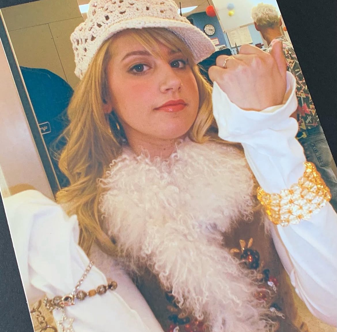 raresareus's tweet photo. Ashley Tisdale on set of High School Musical https://t.co/GelQgW1dBJ