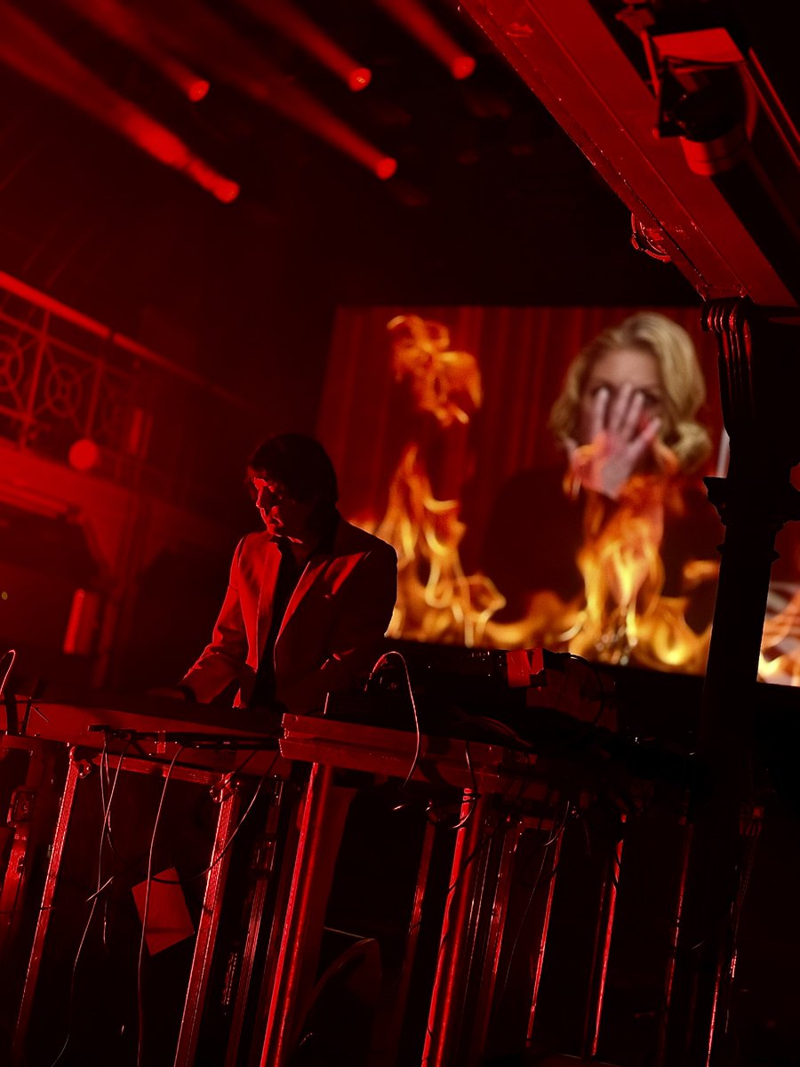 Johnny Jewel playing live to Twin Peaks visuals 🔥🔥🔥