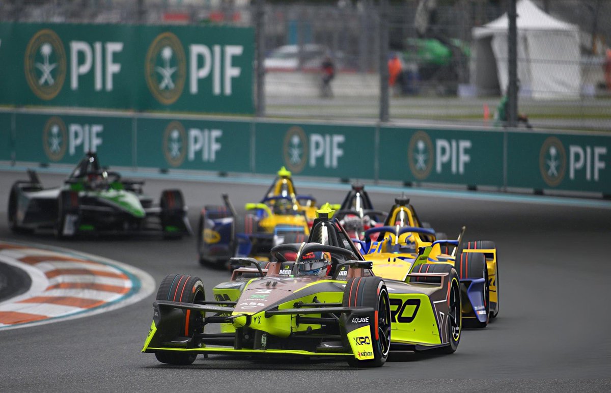 JMMarti_oficial's tweet photo. Seguimos sumando!! P9!!👊🏻
Nos vamos de Miami con dos puntitos más en mi primera vez con el coche bajo la lluvia!!⚡️
Buena carrera en general con cada vez mejor ritmo🤝💪🏻!!
A por más en Jeddah !! 🔜
Vamossss https://t.co/1cyGpAYf8Y