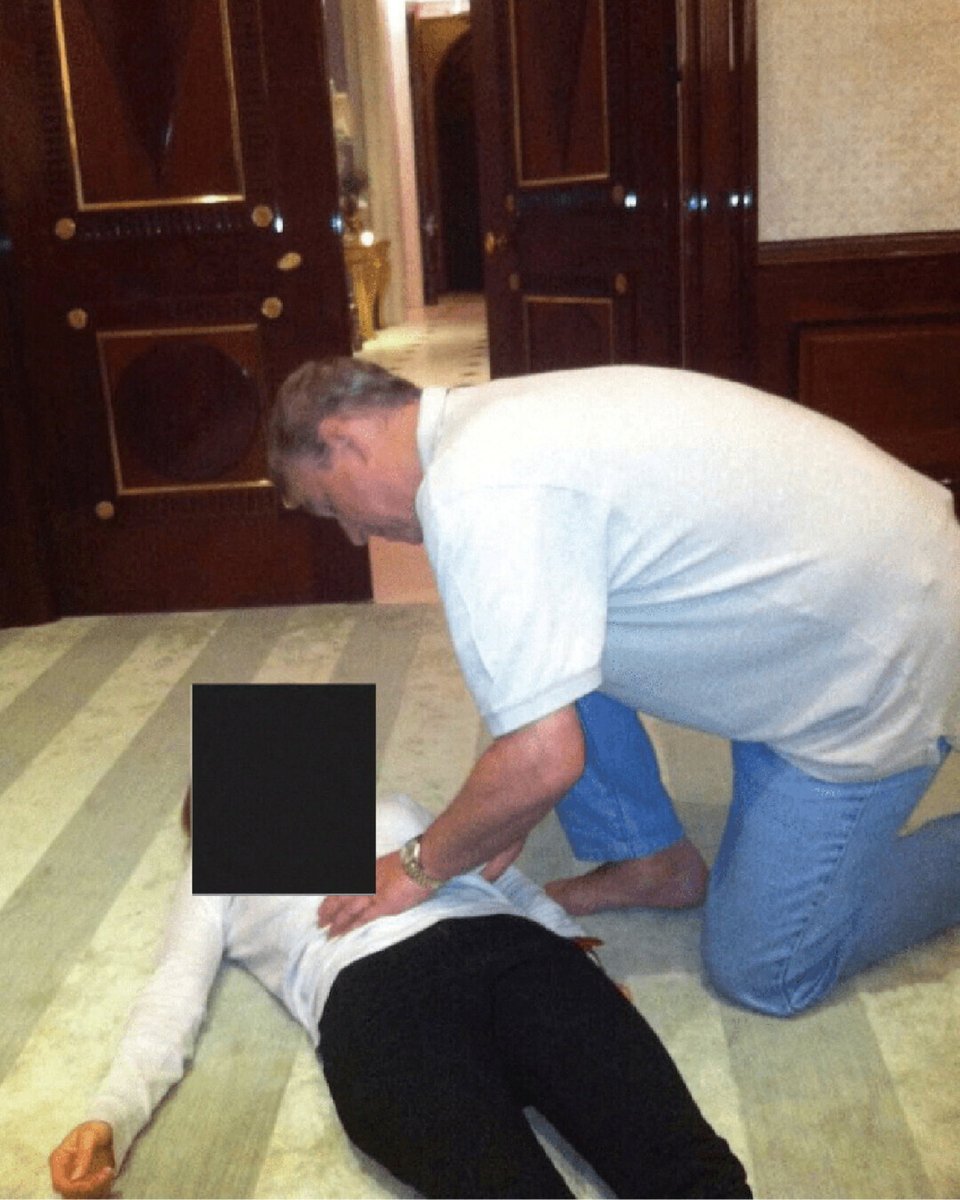 Los documentos del caso #Epstein revelados por el Departamento de Justicia de Estados Unidos, mostraron la estrecha relación del #príncipeAndrés de Reino Unido, ahora conocido como Andrew Mountbatten-Windsor con el depredador sexual ➡️ f24.my/Bhwe