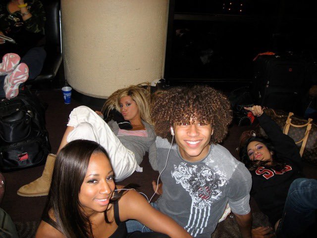 raresareus's tweet photo. Ashley Tisdale, Monique Coleman, Corbin Bleu and Vanessa Hudgens https://t.co/IhtYPqELQw