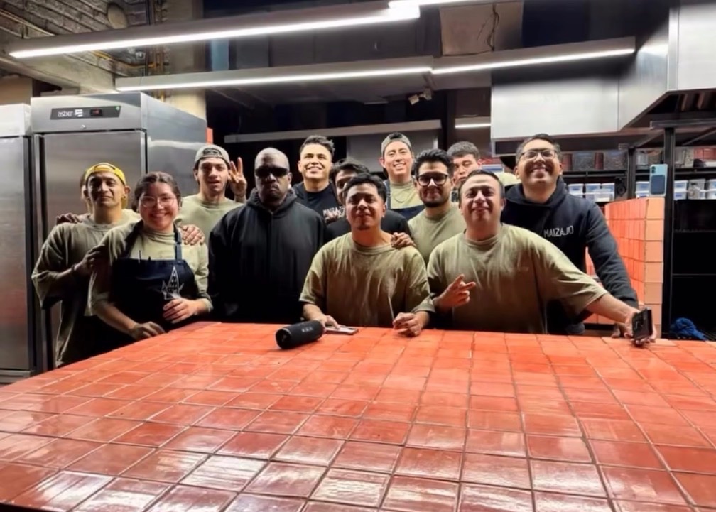 GoodAssSub's tweet photo. Ye getting tacos at the same restaurant as yesterday! https://t.co/Jj9poaCTF8