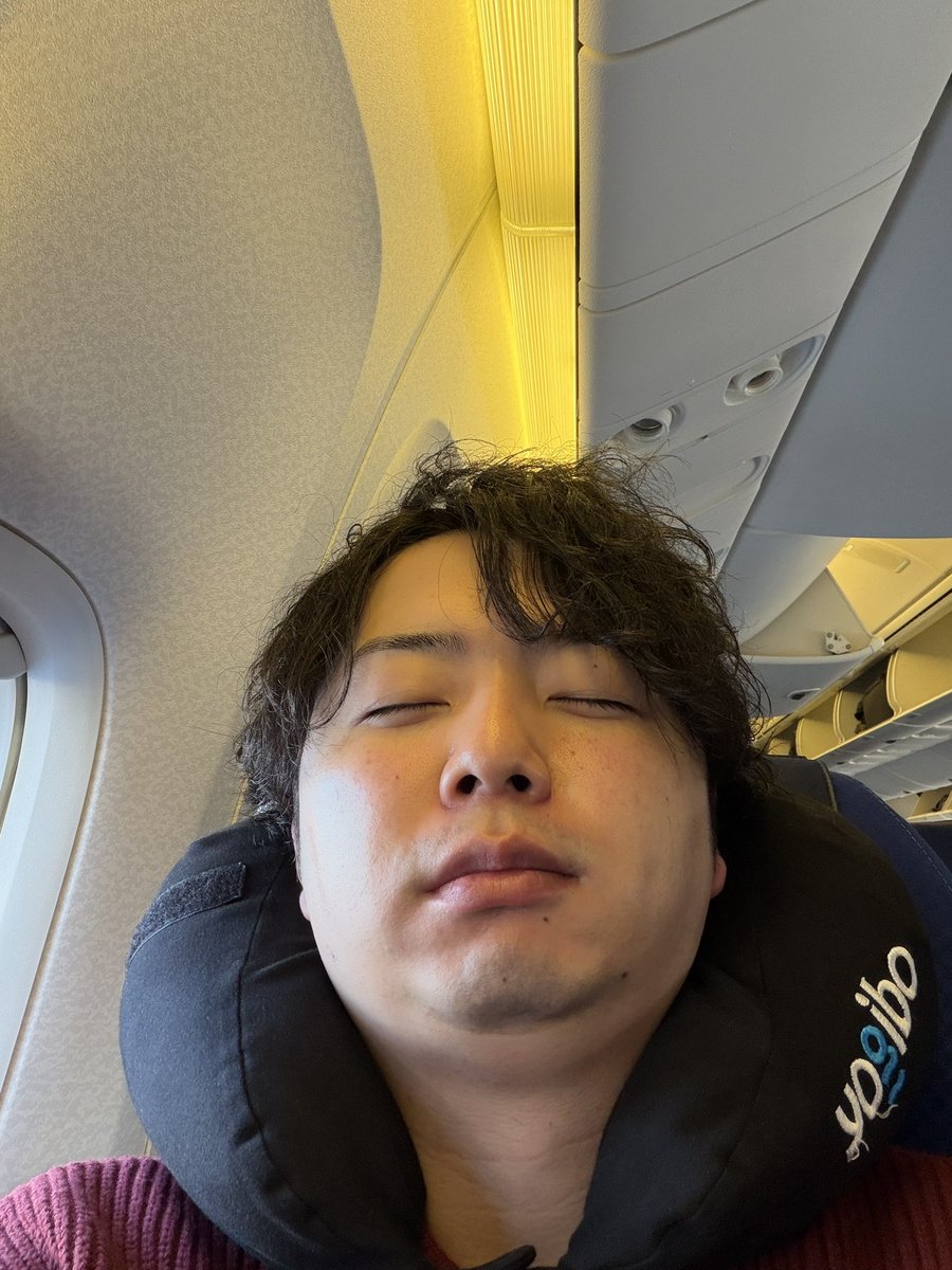 akiradayooooo's tweet photo. 無事搭乗完了
Yogiboネックピローのおかげで快適な空の旅が約束されてる

高知楽しみだ
カツオのタタキ食べたい安兵衛の餃子食べたいじゃんめん食べたい大量の芋けんぴとシューラスク買って帰る https://t.co/nTNDifDk3S