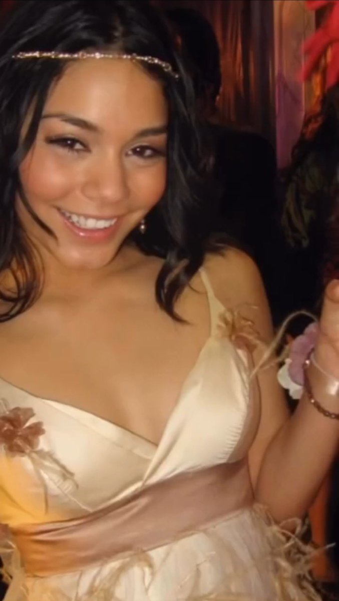 raresareus's tweet photo. Vanessa Hudgens on set of High School Musical 3 https://t.co/DzYbkBNihs