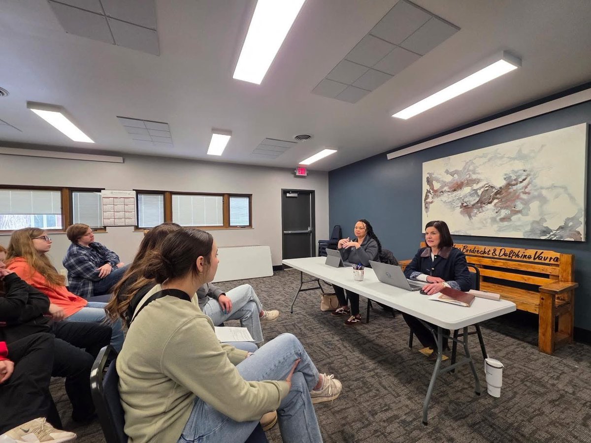 Great conversation at the Presho Community Cracker Barrel! We discussed property taxes, education funding, rural healthcare as well as other important topics.

Special shoutout to the JAG students for showing up in a big way and asking some great questions.
