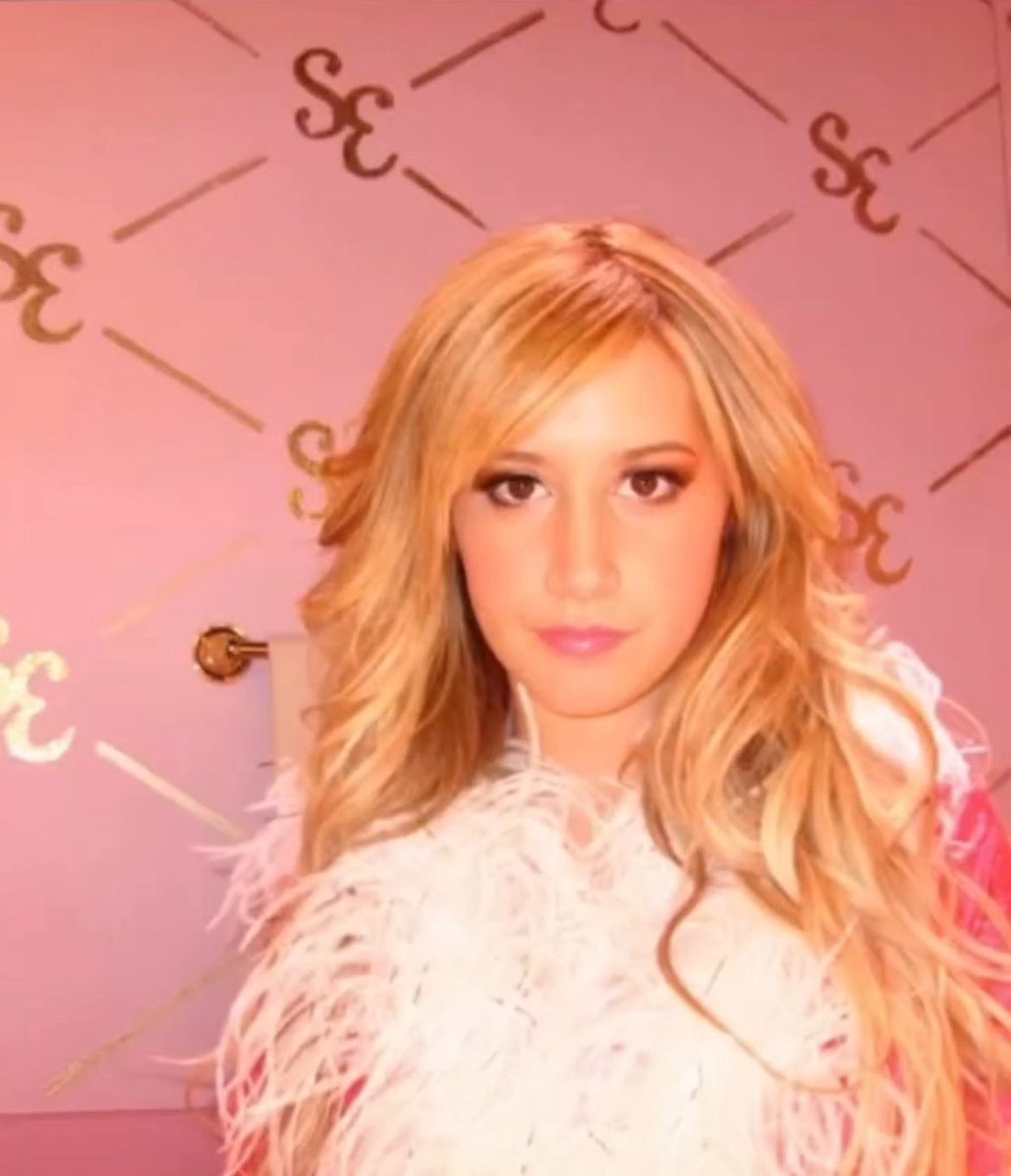 raresareus's tweet photo. Ashley Tisdale on set of High School Musical 3 https://t.co/88yXJNo6Ru