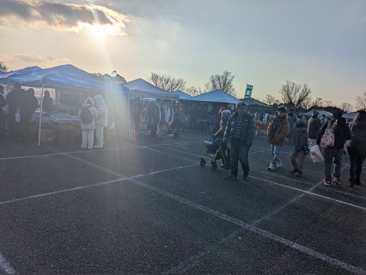 toarutaxi's tweet photo. #吉野ケ里　の　#軽トラ市　に来ました
数カ月ぶりです
みかんの詰め放題でお隣の御婦人とお話しながらお買い物を楽しめるのは、なんともこういう空気感のいいところ https://t.co/qq03t8G39j