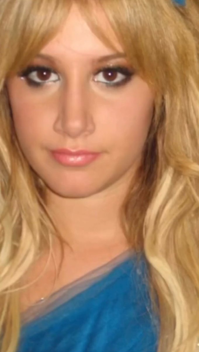 raresareus's tweet photo. Ashley Tisdale on set of High School Musical 3 https://t.co/GfTVgMGHN8