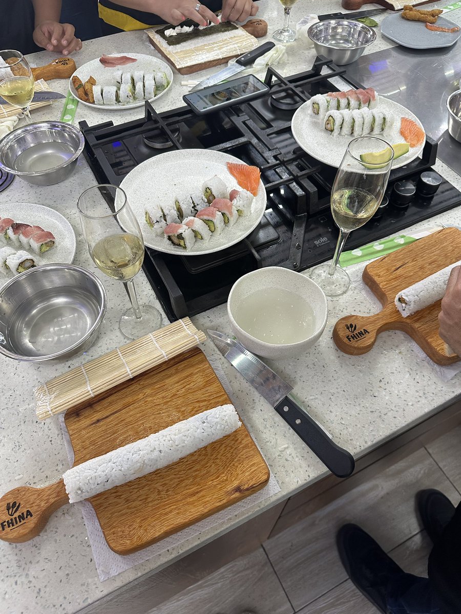 cailacasta's tweet photo. Taller de Makis 🙈🥢🍷 https://t.co/ohKrk9PZGo