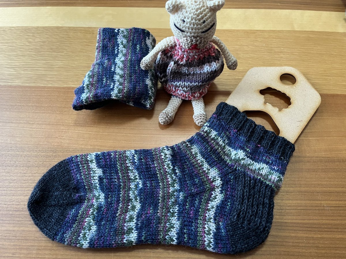 crochet_2525's tweet photo. 残りにチャコールグレーを足してMサイズ靴下
約48g
オパール毛糸5915
残約4g https://t.co/KzPwmnSIap