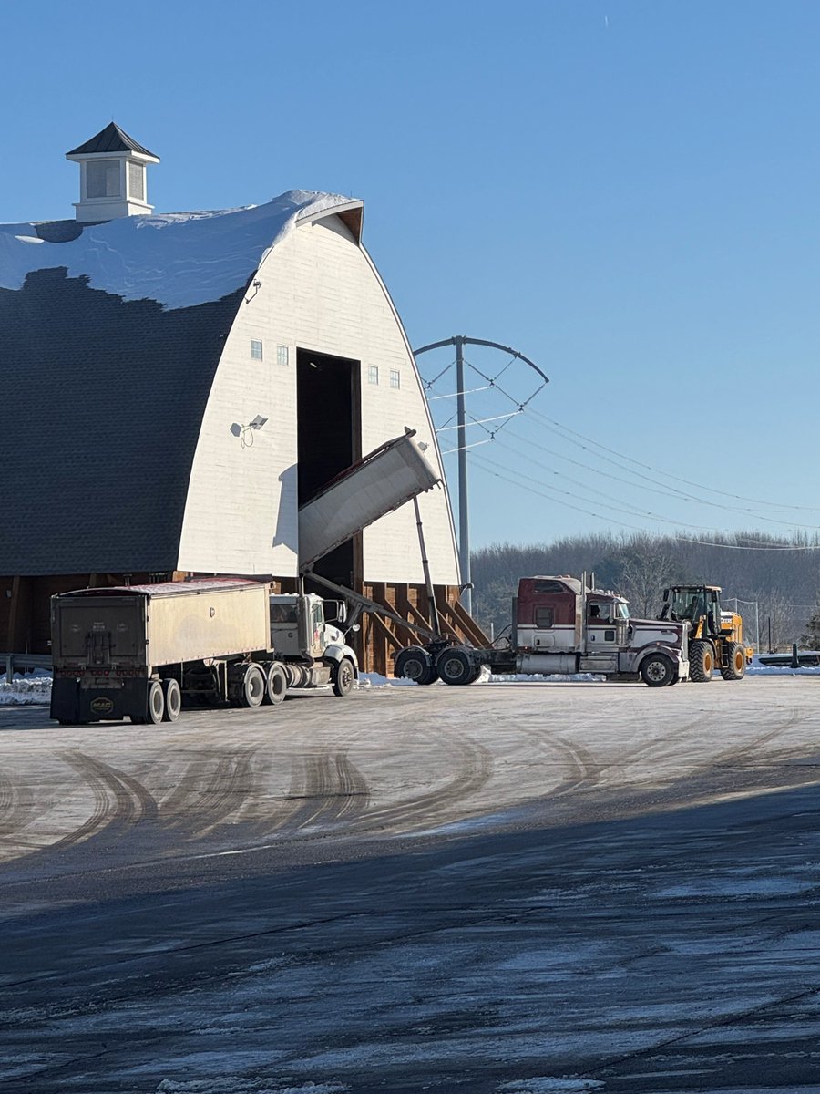 NewAlbanyOhio's tweet photo. ❄️ Snow update: There are a couple chances for snow next week — crews are prepared! Crews are clearing streets, sidewalks & ramps, focusing on student routes. Salt inventory is strong — 3,400 tons ready for more winter weather. #NewAlbanyOhio #SnowUpdate #WinterSafety https://t.co/VYEFVz8YaF