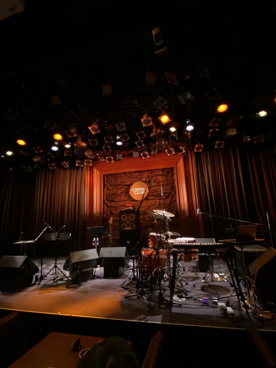 takemas13928201's tweet photo. 明らかにルイス・コール主導の曲もあり、3人それぞれのアイディアを持ち寄って、このユニットで料理しているようだ
ジャズに寄せたものや、ループを使ったエレクトリックな肌触りの曲など、曲想は多岐にわたっている
#ACTIONTRIO David Binney Louis Cole #アクション・トリオ コットンクラブ(2/3) https://t.co/w7hihYTkDm
