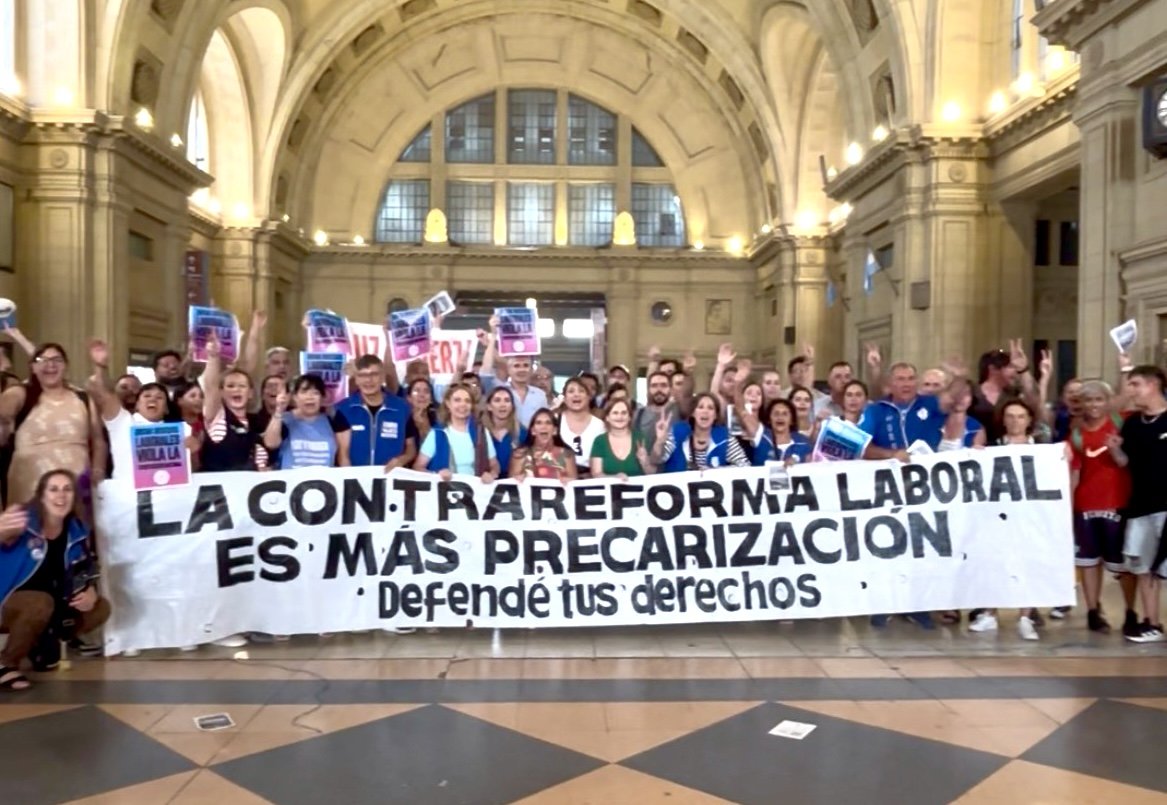 sipreba's tweet photo. ✋🏽¡NO A LA REFORMA LABORAL!

Participamos de las volanteadas impulsadas por la  secretaria de géneros de @cgtoficialok en las estaciones de Constitución y Once.

🗣️ Seguimos denunciando la quita de conquistas laborales que disfrazan de reforma.

💪🏽 ¡Defendamos nuestros derechos! https://t.co/f5NE2PtpV6