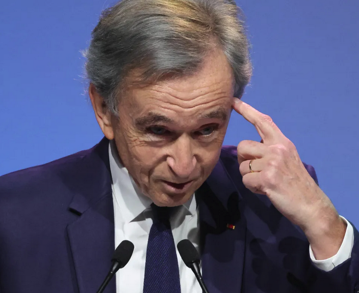 taoqan's tweet photo. Bannon demande si Epstein connaît Bernard Arnault ? « un ami très proche en commun » : Jack Lang https://t.co/qetkpxPFgw