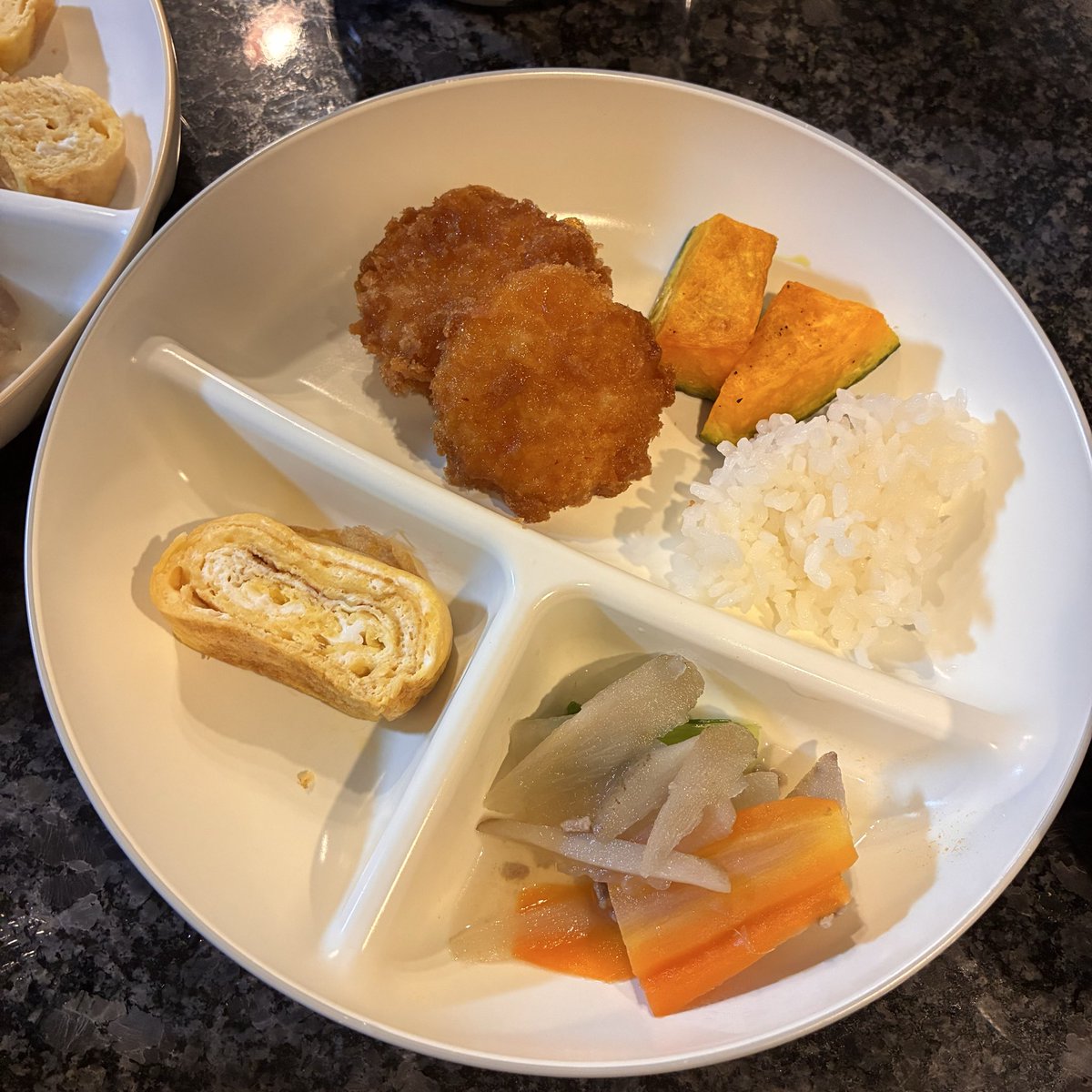 staub14mama's tweet photo. 右下のスープはストウブ。
お肉は生協の冷凍で、かぼちゃは魚焼きグリル。

#ストウブ　#幼児食　#ワーママ https://t.co/h5F1ToPbCY