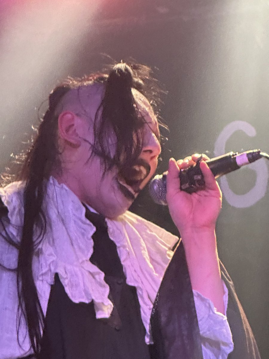 MuvTbDl51nxzoHi's tweet photo. #Faoud
#FuxxingWedding1stAnniversary
#Voカルの４枚
#沼袋Section9
全てにおいて驚いた！ハイトーン良し！やった〜！しかし、この風体には驚いた。これからのFaoud頼む🙏ヨ！ https://t.co/Qd9qst8DeK
