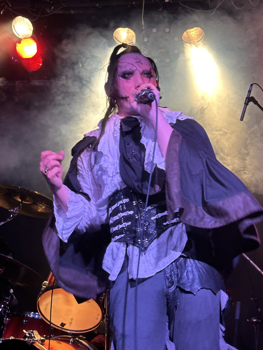MuvTbDl51nxzoHi's tweet photo. #Faoud
#FuxxingWedding1stAnniversary
#Voカルの４枚
#沼袋Section9
全てにおいて驚いた！ハイトーン良し！やった〜！しかし、この風体には驚いた。これからのFaoud頼む🙏ヨ！ https://t.co/Qd9qst8DeK