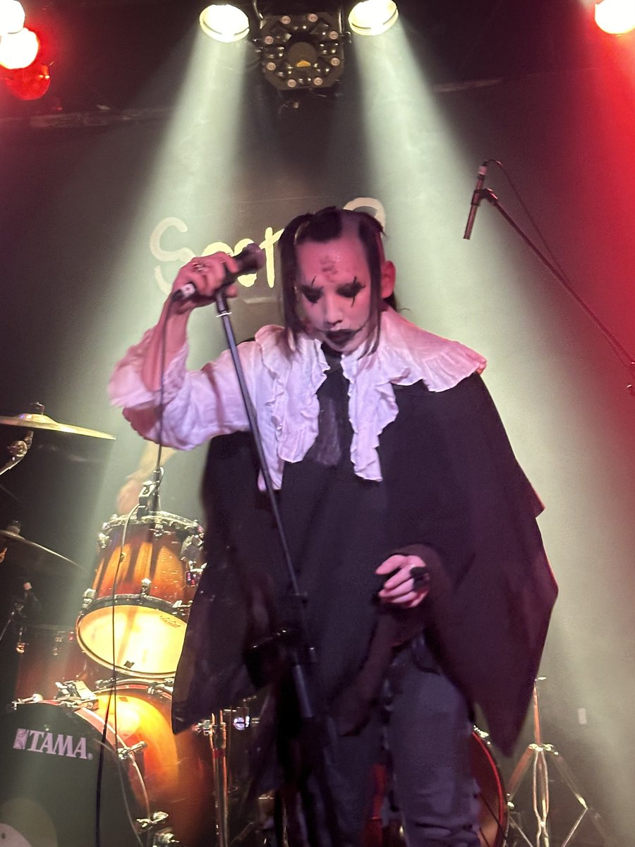 MuvTbDl51nxzoHi's tweet photo. #Faoud
#FuxxingWedding1stAnniversary
#Voカルの４枚
#沼袋Section9
全てにおいて驚いた！ハイトーン良し！やった〜！しかし、この風体には驚いた。これからのFaoud頼む🙏ヨ！ https://t.co/Qd9qst8DeK