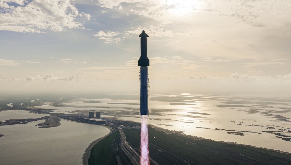 yaadav_chandan's tweet photo. SpaceX is moving to dominate "orbital edge computing" by filing for a constellation of dedicated data center satellites. By bypassing terrestrial fiber and cooling constraints, Musk aims to provide high-speed, low-latency processing directly from space. https://t.co/WGAQyDzWbi