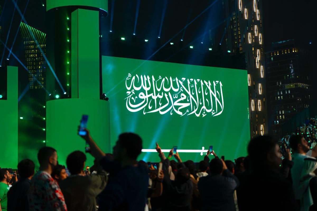 football_li5's tweet photo. عمااااااااااااااااااااااار يا بلادي عمار!

بلد الإبهار
بلد الاستضافات الرياضية العالمية 

صرنا نشوف المستحيل في السعودية؛ من مباريات السوبر الإسباني والإيطالي إلى المصارعة إلى الفورملا إلى التنس وغيرها الكثير

اقسم بالله فخر فخر فخر 🇸🇦💚 https://t.co/lcBPuzcDdx