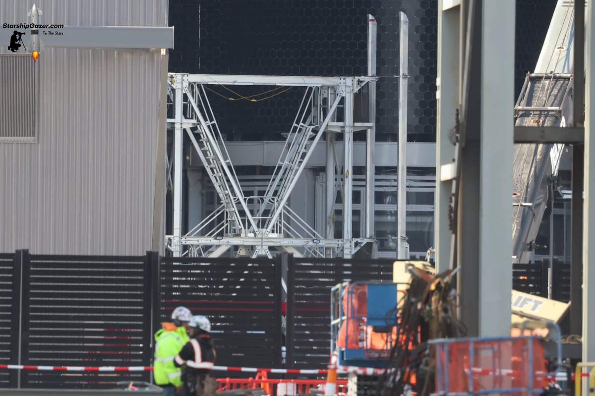 The Starlink satellite dispenser for Starship 40 was moved into