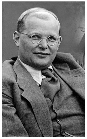 URDailyHistory's tweet image. 4 Feb 1906: Dietrich #Bonhoeffer is born in Breslau. He was a pastor, #spy and anti-Nazi dissident. He was arrested and accused of helping in Operation Valkyrie, a plot to kill German dictator Adolf Hitler. He was hanged on April 9, 1945 in #Flossenbürg concentration camp.