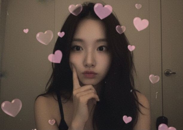cct_pixie's tweet photo. 요즘 유행하는 제미나이 프롬프트래요!!
제 사진으로 만들어봤어요 ㅎㅎ
신기하고 재미있다 AI의 발전!

첨부한 얼굴 사진을 그대로 사용해 세로형 3프레임 low-res 웹캠 콜라주를 만든다

얼굴 관련 절대 규칙:  

얼굴은 절대 변형하지 않는다  

이목구비 비율, 얼굴형, 눈 크기, 코, 입, 턱선을 그대로 유지한다  

나이를 더 어려 보이게 하거나 귀엽게 미화하지 않는다  

입력된 사진 속 인물의 성별을 절대 변경하지 않는다  

새로운 인물(이성/동성)을 생성하지 않는다

헤어스타일:  

원본 헤어스타일을 유지한다  

길이, 가르마, 컬은 바꾸지 않는다  

다만 자연스럽게 살짝 흐트러진 러프한 상태로만 연출한다

촬영 톤 & 색감 (레퍼런스 반영):  

첨부한 레퍼런스 사진과 동일한 색감으로 표현한다  

어둡고 웜그레이 톤  

맥북 포토부스 특유의 색 번짐과 뿌연 글로우  

저채도, 대비가 낮고 전체적으로 흐릿한 느낌  

그레인과 노이즈가 강하게 보이는 저해상도 웹캠 품질  

플래시 빛 번짐, 화면 빛샘, 미세한 색 틀어짐이 함께 섞인 질감

배경:  

단순한 따뜻한 톤의 침실  

배경 디테일은 최소화  

어둡고 흐린 상태 유지

의상 규칙 (입력 사진 기준):  

입력된 사진이 여자일 경우 → 모든 프레임에서 검은색 캐미솔 착용  

입력된 사진이 남자일 경우 → 모든 프레임에서 검은색 반팔 티셔츠 착용

1번째 프레임:  

과장된 입술을 내민 표정  

입가 근처에 손가락  

맥북 포토부스 기본 하트 이펙트를 정확히 재현한다  

단일 하트 이모지 사용 금지  

머리 위와 주변에 여러 개의 반투명 핑크 하트가 떠다니는 효과  

크기와 위치가 제각각인 하트들이 레이어처럼 겹쳐 보이도록 한다  

웹캠 화면 위에 합성된 듯한 투박한 포토부스 느낌 유지

2번째 프레임:  

아이폰 XS를 가로 방향으로 한 손에 들고 있다  

아이폰 XS 특유의 둥근 모서리와 듀얼 카메라 디자인이 명확히 보이도록 표현  

거울 앞에서 셀피를 찍는 상황처럼 연출  

맥북 웹캠을 향해 거울 셀피를 찍는 구도  

플래시가 켜져 있어 렌즈 근처에 강한 빛 번짐과 플레어 발생  

고개는 살짝 옆으로 돌리고  

눈은 화면 속 자신을 바라보는 자연스러운 시선  

일상적인 셀피 느낌, 과한 포즈 금지

3번째 프레임:  

늦은 밤 느낌의 드라마틱한 포즈  

조명이 더 어둡고 그림자가 강조된 상태  

입 근처로 손을 가져간 제스처  

감정은 차분하고 몽환적인 분위기

중요 추가 지침:  

입력된 사진 속 인물 한 명만 사용한다  

성별, 얼굴, 분위기를 바꾸지 않는다  

스타일 변화는 조명, 색감, 노이즈, 효과에만 적용한다  

모든 프레임에서 동일한 얼굴을 일관되게 사용한다