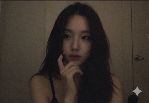 cct_pixie's tweet photo. 요즘 유행하는 제미나이 프롬프트래요!!
제 사진으로 만들어봤어요 ㅎㅎ
신기하고 재미있다 AI의 발전!

첨부한 얼굴 사진을 그대로 사용해 세로형 3프레임 low-res 웹캠 콜라주를 만든다

얼굴 관련 절대 규칙:  

얼굴은 절대 변형하지 않는다  

이목구비 비율, 얼굴형, 눈 크기, 코, 입, 턱선을 그대로 유지한다  

나이를 더 어려 보이게 하거나 귀엽게 미화하지 않는다  

입력된 사진 속 인물의 성별을 절대 변경하지 않는다  

새로운 인물(이성/동성)을 생성하지 않는다

헤어스타일:  

원본 헤어스타일을 유지한다  

길이, 가르마, 컬은 바꾸지 않는다  

다만 자연스럽게 살짝 흐트러진 러프한 상태로만 연출한다

촬영 톤 & 색감 (레퍼런스 반영):  

첨부한 레퍼런스 사진과 동일한 색감으로 표현한다  

어둡고 웜그레이 톤  

맥북 포토부스 특유의 색 번짐과 뿌연 글로우  

저채도, 대비가 낮고 전체적으로 흐릿한 느낌  

그레인과 노이즈가 강하게 보이는 저해상도 웹캠 품질  

플래시 빛 번짐, 화면 빛샘, 미세한 색 틀어짐이 함께 섞인 질감

배경:  

단순한 따뜻한 톤의 침실  

배경 디테일은 최소화  

어둡고 흐린 상태 유지

의상 규칙 (입력 사진 기준):  

입력된 사진이 여자일 경우 → 모든 프레임에서 검은색 캐미솔 착용  

입력된 사진이 남자일 경우 → 모든 프레임에서 검은색 반팔 티셔츠 착용

1번째 프레임:  

과장된 입술을 내민 표정  

입가 근처에 손가락  

맥북 포토부스 기본 하트 이펙트를 정확히 재현한다  

단일 하트 이모지 사용 금지  

머리 위와 주변에 여러 개의 반투명 핑크 하트가 떠다니는 효과  

크기와 위치가 제각각인 하트들이 레이어처럼 겹쳐 보이도록 한다  

웹캠 화면 위에 합성된 듯한 투박한 포토부스 느낌 유지

2번째 프레임:  

아이폰 XS를 가로 방향으로 한 손에 들고 있다  

아이폰 XS 특유의 둥근 모서리와 듀얼 카메라 디자인이 명확히 보이도록 표현  

거울 앞에서 셀피를 찍는 상황처럼 연출  

맥북 웹캠을 향해 거울 셀피를 찍는 구도  

플래시가 켜져 있어 렌즈 근처에 강한 빛 번짐과 플레어 발생  

고개는 살짝 옆으로 돌리고  

눈은 화면 속 자신을 바라보는 자연스러운 시선  

일상적인 셀피 느낌, 과한 포즈 금지

3번째 프레임:  

늦은 밤 느낌의 드라마틱한 포즈  

조명이 더 어둡고 그림자가 강조된 상태  

입 근처로 손을 가져간 제스처  

감정은 차분하고 몽환적인 분위기

중요 추가 지침:  

입력된 사진 속 인물 한 명만 사용한다  

성별, 얼굴, 분위기를 바꾸지 않는다  

스타일 변화는 조명, 색감, 노이즈, 효과에만 적용한다  

모든 프레임에서 동일한 얼굴을 일관되게 사용한다