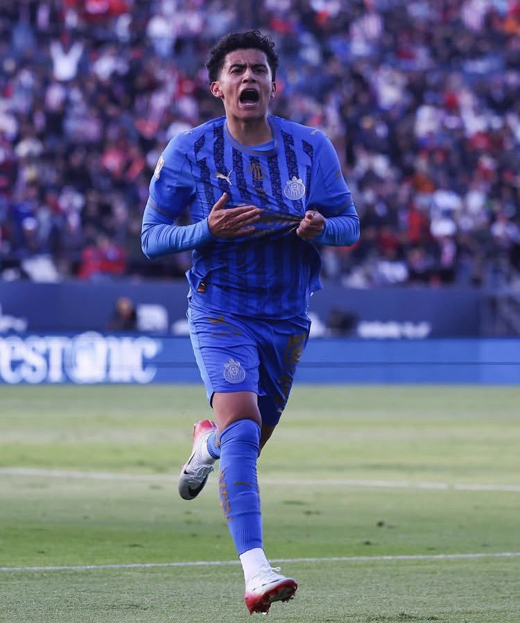 groseritx's tweet photo. Siento cosas muy fuertes por este hombre. https://t.co/eRFHr1w0Zd