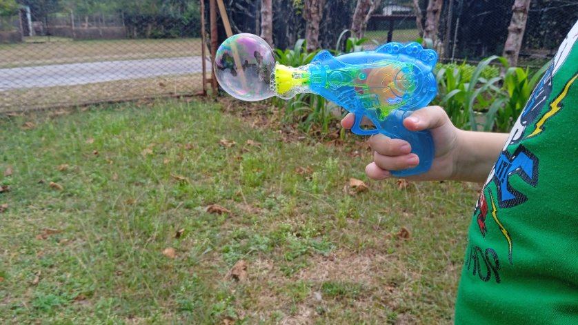 ¿Dónde es q está la amenaza/ q te ha llevado a firmar?,/ no la he podido encontrar/ en el patio de mi casa/ o en el niño que me abraza./ En tu mente está el tabú./ Nos quieres en el menú./ Lo q sí es extraordinaria/ es tu soberbia diaria./ La amenaza aquí eres tú. 📷En mi patio