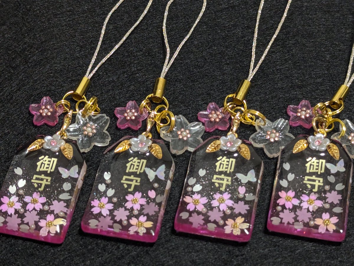 先日販売した桜の御守りのデザインが変わりました。桜満開のお守りです