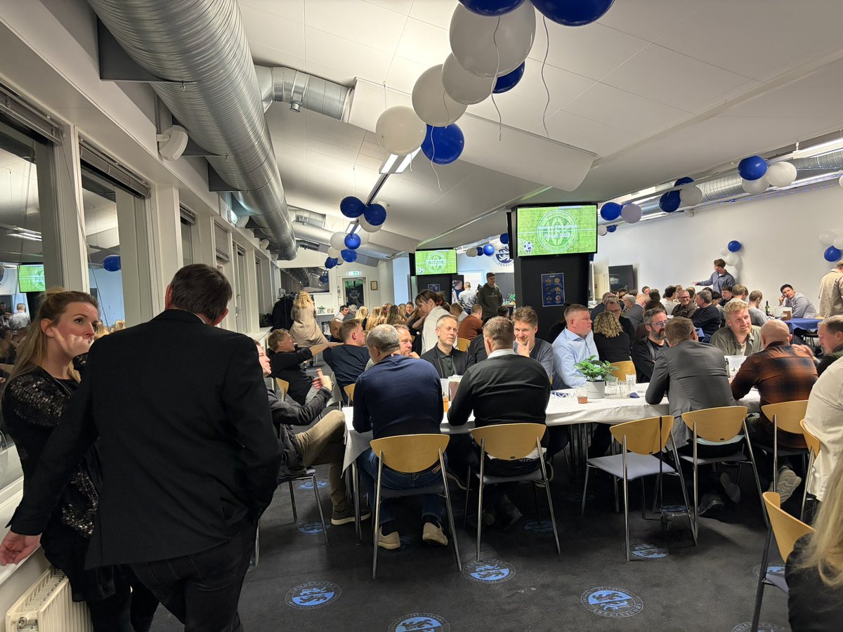 bentclausendbu's tweet photo. Klubfest med deltagelse af kvinde- og herreseniorspillere, bestyrelse, trænere, ledere, ansatte og frivillige 👍 ⚽️ God stemning, musik, underholdning og uddeling af priser 🏆 Tak til alle, der bidrager 👋 #Fællesskab #Anerkendelse #FantastiskeFrivillige https://t.co/iHTO36ePio