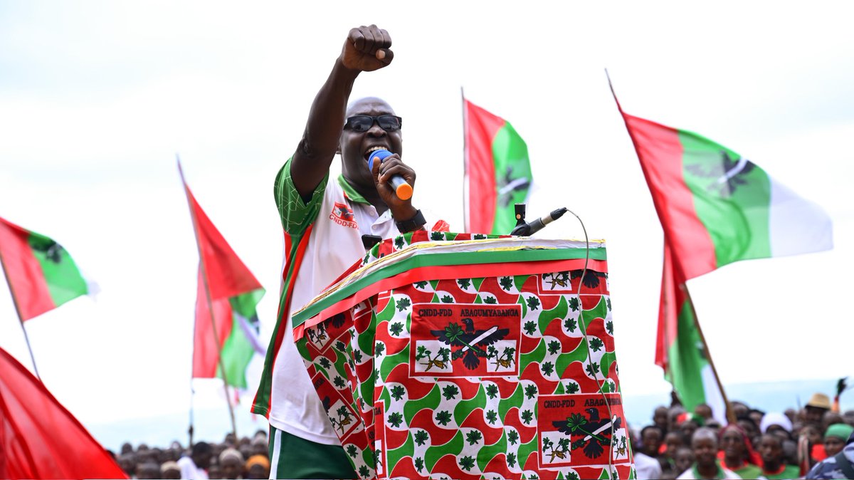 CBurunga's tweet photo. #Burundi Abagumyabanga bo muri Komine Rutana,kuyu wa 31/1/2026,biginye intsinzi y'amatora aherutse kuba ya 2025 bongera bashimira Nyenicubahiro Umukuru w'Igihugu Evariste NDAYISHIMIYE kuba yarabaronkeje amazi kumutumba wa Ruranga hamw n'amatara muri zone Gitanga na zone Nyakuguma https://t.co/ScD2coN4fQ