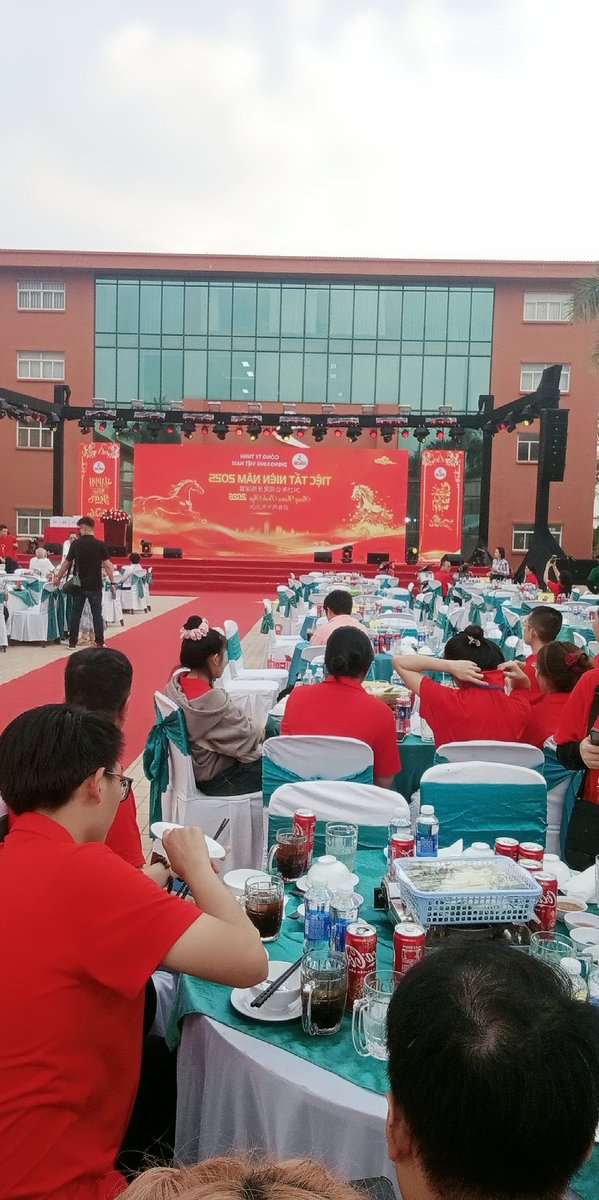 Hoangngoc1209's tweet photo. Sân khấu hôm qua trình diễn gần 3000 người 🥰 cảm ơn m.n đả ngào thét tên Em 😂 https://t.co/1SCNhXb5lU