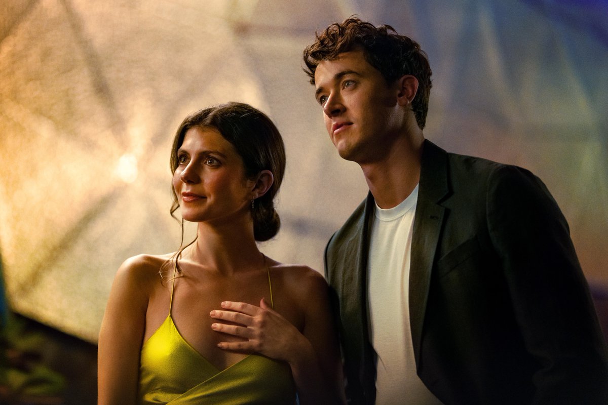 mashleymovies's tweet image. We review two new movies this week! The first is #peoplewemeetonvaction which is streaming on Netflix. Then, we look at the new Sam Raimi joint, #SendHelpMovie . Click below to listen to our latest episodes!
mashleymovies.com/2026/01/people…