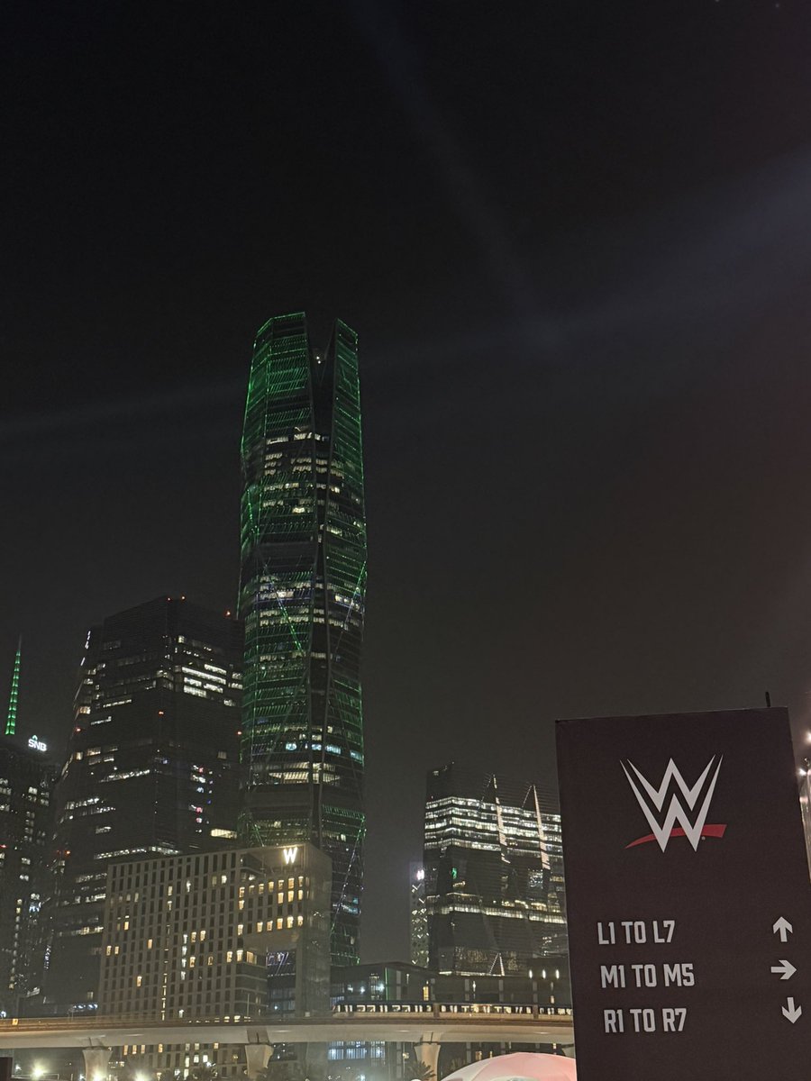 noraaqf1's tweet photo. حضرت Night Of Champions والآن Royal Rumble وباقي بإذن الله WrestleMania 🙏🏻

الحضور اليوم رهيب وما خاب ظني فيه ❤️‍🔥

#RoyalRumble https://t.co/rII8luPYXk