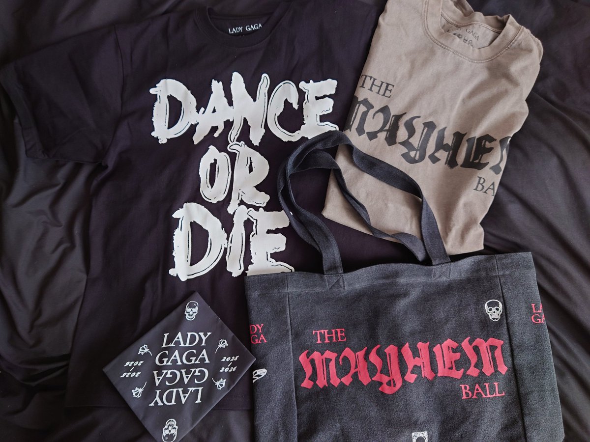 LADY GAGA THE MAYHEM BALL TOURのツアーグッズ、本当に種類が多く迷っ