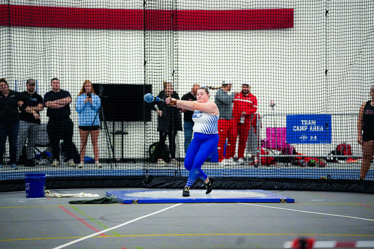 IndStXCTF's tweet photo. 💪💪💪

@aliseonna (18.62m/61-1.25), @oamarsh (18.37m/60-3.25) and @emma_yoder15 (18.02m/59-1.5) all over the 18-meter mark to take the top three spots in the weight throw

#MarchOn | #StayRooted https://t.co/lztRhhOo1B