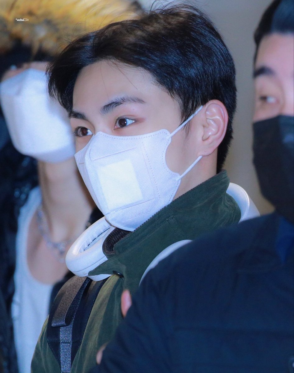 i’ll never get tired of saying this but his short hair makes him even more attractive